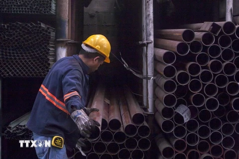 Công nhân làm việc tại một nhà máy luyện thép ở Monterrey của Mexico ngày 31/5 vừa qua. (Ảnh: AFP/TTXVN)