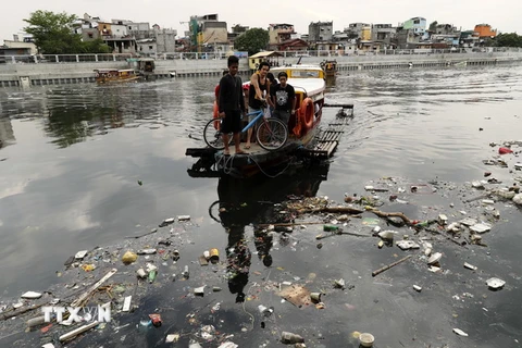 Rác thải phủ đầy mặt sông Pasig ở Manila, Philippines ngày 3/6 vừa qua. (Ảnh: EPA/TTXVN)