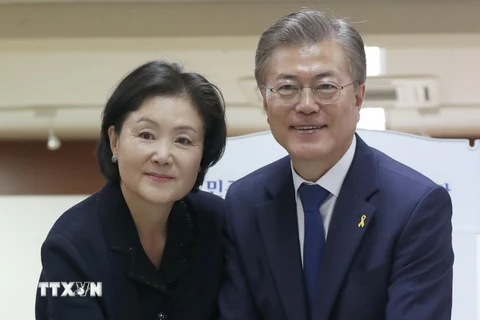 Ứng cử viên Moon Jae-in (phải) và vợ bỏ phiếu tại một địa điểm bầu cử ở Seoul. (Ảnh: EPA/TTXVN)
