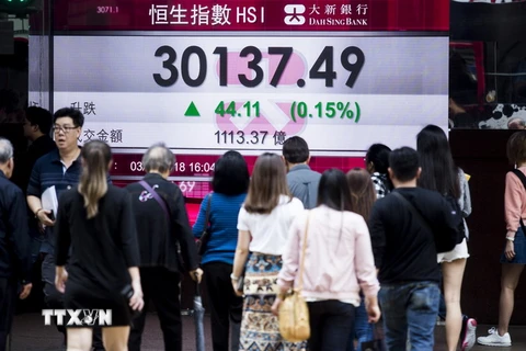 Bảng tỷ giá chứng khoán tại Hong Kong, Trung Quốc. (Ảnh: AFP/TTXVN)