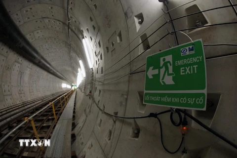 Các thiết bị, biển chỉ dẫn được lắp đặt bên trong đường hầm ngầm đã hoàn thành tại Nhà ga Ba Son thuộc tuyến Metro số 1. (Ảnh: An Hiếu/TTXVN)