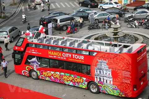 Tuyến buýt 2 tầng đầu tiên có lộ trình đi qua 25 tuyến phố với 13 điểm dừng. Người dân sẽ được tham quan 30 điểm du lịch tại Hà Nội. Cứ 30 phút lại có một buýt mui trần đến đón khách. (Ảnh: PV/Vietnam+)