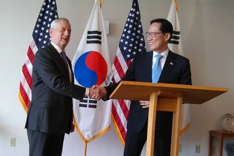 Bộ trưởng Song Young-moo và người đồng cấp Mỹ Jim Mattis. (Nguồn: AFP)