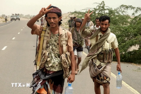 Các lực lượng Yemen tiến vào quận al-Durayhimi, thành phố Hodeidah trong chiến dịch giải phóng thành phố này từ phiến quân Houthi ngày 13/6. (Ảnh: AFP/TTXVN)