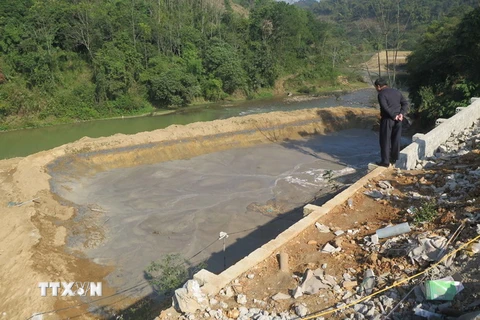 Bể chứa chất thải của nhà máy chế biến bột sắn của Công ty Cổ phần tinh bột Hồng Diệp - Điện Biên bị vỡ. (Ảnh: Nguyễn Xuân Tiến/TTXVN)