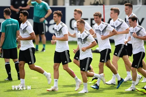 Các cầu thủ đội tuyển Đức tập luyện chuẩn bị cho World Cup 2018. (Ảnh: AFP/TTXVN)