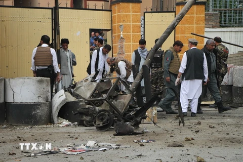 Lực lượng an ninh Afghanistan điều tra tại hiện trường một vụ nổ ở tỉnh Nangarhar. (Ảnh: THX/TTXVN)