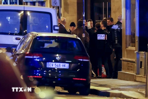 Cảnh sát Pháp làm nhiệm vụ tại hiện trường vụ tấn công bằng dao ở Paris ngày 13/5 vừa qua. (Ảnh: THX/TTXVN)