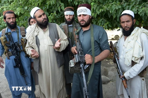 Các tay súng Taliban tại khu vực ngoại ô Jalalabad, Afghanistan ngày 16/6. (Ảnh: AFP/TTXVN)