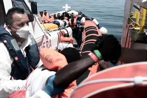 Người di cư trên tàu Aquarius ở Địa Trung Hải ngày 12/6 vừa qua. (Ảnh: EPA-EFE/TTXVN)