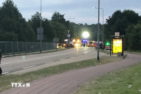 Cảnh sát phong tỏa hiện trường để điều tra vụ xe buýt lao vào đám đông ở Limburg, Hà Lan sáng 18/6. (Ảnh: The Daily Mail/TTXVN)