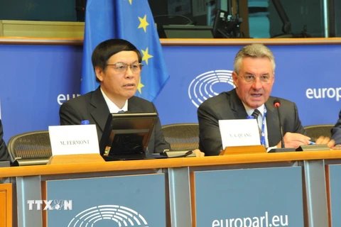 Đại sứ Vũ Anh Quang (bên trái), Trưởng Phái đoàn Việt Nam tại EU và Nghị sỹ EU Jan Zahradil, Chủ tịch Nhóm nghị sỹ hữu nghị EU-Việt Nam của Nghị viện châu Âu tại hội thảo. (Ảnh: Kim Chung/TTXVN) 