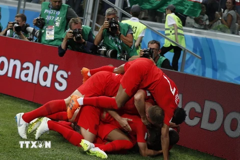 Các cầu thủ Anh ăn mừng chiến thắng trước đối thủ Tunisia ngày 19/6 vừa qua. (Ảnh: EFE-EPA/TTXVN)