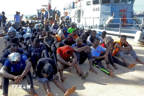 Người di cư được đưa tới một căn cứ hải quân ở Tripoli sau khi được giải cứu ngoài khơi Libya ngày 18/6 vừa qua. (Ảnh: AFP/TTXVN)