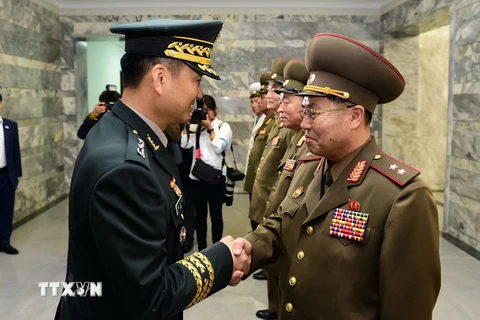 Trưởng đoàn đàm phán Hàn Quốc, Thiếu tướng Kim Do-gyun (trái) và Trưởng đoàn đàm phán Triều Tiên, Trung tướng An Ik-san (phải) tại cuộc đàm phán quân sự liên Triều ở làng đình chiến Panmunjom ngày 14/6 vừa qua. (Ảnh: Yonhap/TTXV)