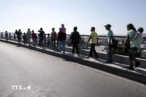 Người di cư di chuyển tới khu vực biên giới Mexico - Mỹ tại Tijuana, bang Baja California, Mexico ngày 28/4 vừa qua. (Ảnh: AFP/TTXVN)