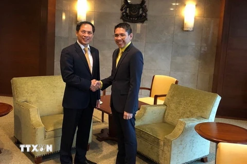 Thứ trưởng Bùi Thanh Sơn gặp và làm việc với Quốc vụ khanh cao cấp Bộ Ngoại giao Singapore Mohamad Bin Osman. (Ảnh: TTXVN phát)