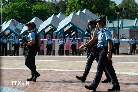 Cảnh sát phong tỏa công viên Qarry Bay ở Hong Kong (Trung Quốc) để phục vụ công tác điều tra sau vụ xả súng ngày 26/6. (Ảnh: AFP/TTXVN)