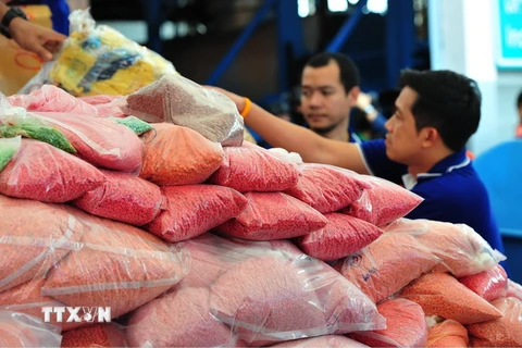Kiểm tra số ma túy chuẩn bị mang thiêu hủy ở Ayutthaya, Thái Lan ngày 25/6. (Ảnh: THX/TTXVN)