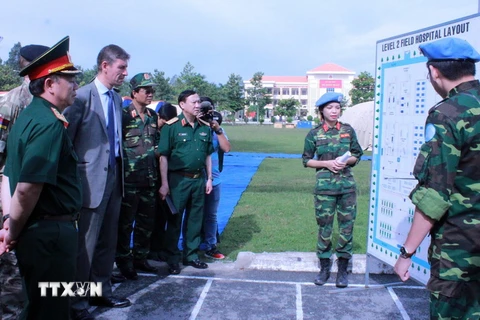 Chiến sỹ lực lượng gìn giữ hòa bình Việt Nam giới thiệu mô hình triển khai bộ trang bị Bệnh viện dã chiến cấp 2 số 1. (Ảnh: Nguyễn Xuân Khu/TTXVN)
