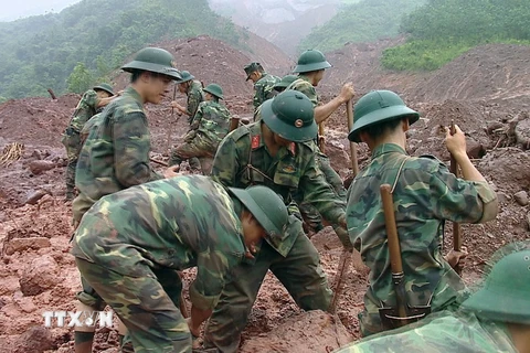 Lực lượng quân đội và công an tham gia tìm kiếm 4 nạn nhân bị mất tích tại khu vực sạt lở ở xã Noong Hẻo, huyện Sìn Hồ. (Ảnh: Quý Trung/TTXVN)