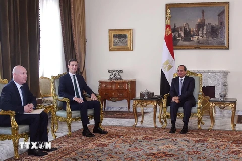 Cố vấn cấp cao của Tổng thống Mỹ Donald Trump Jared Kushner (ảnh, giữa) và Tổng thống Ai Cập Abdel Fattah al-Sisi (ảnh, phải) thảo luận về tiến trình hòa bình Trung Đông. (Ảnh: AFP/TTXVN)