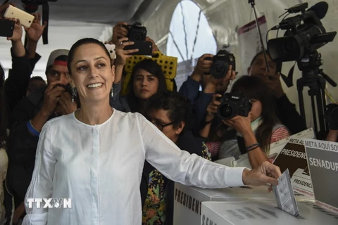 Ứng cử viên Thị trưởng Mexico City Claudia Sheinbaum bỏ phiếu tại một điểm bầu cử ở Mexico City ngày 1/7. (Ảnh: AFP/TTXVN)