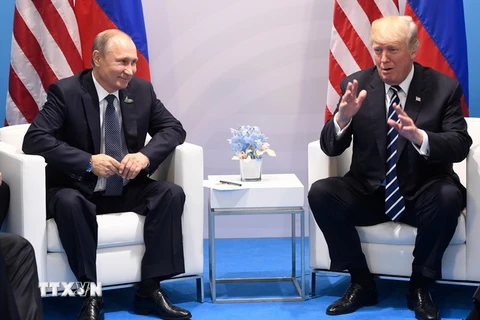 Tổng thống Nga Vladimir Putin (trái) và Tổng thống Mỹ Donald Trump. (Ảnh: AFP/TTXVN)
