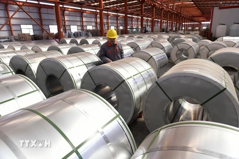 Sản phẩm thép cuộn tại một nhà máy ở Sơn Đông thuộc Trung Quốc. (Ảnh: AFP/TTXVN)