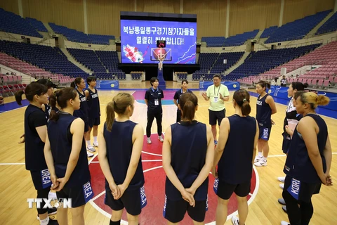Các vận động viên bóng rổ Hàn Quốc tập luyện tại trung tâm thể thao Ryugyong Chung Ju-yung ở Bình Nhưỡng trước trận thi đấu giao hữu với Triều Tiên, ngày 3/7. (Ảnh: Yonhap/TTXVN) 