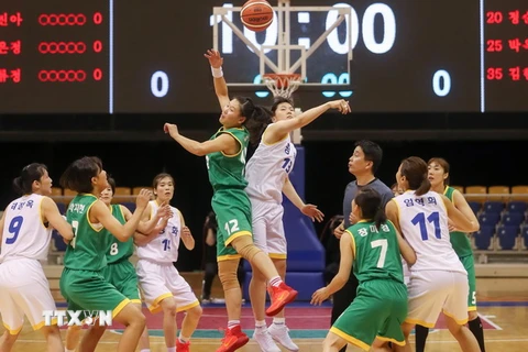 Các nữ vận động viên bóng rổ Hàn Quốc và Triều Tiên thi đấu giao hữu tại trung tâm thể thao Ryugyong Chung Ju-yung ở thủ đô Bình Nhưỡng, Triều Tiên ngày 4/7. (Ảnh: EPA/TTXVN) 