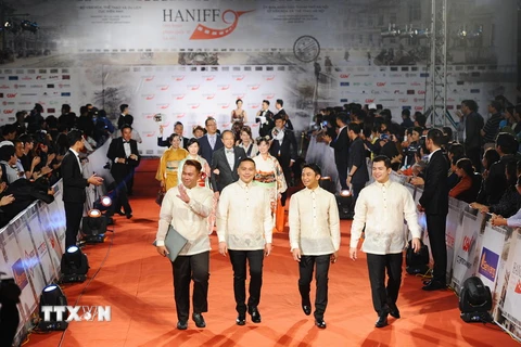 Các diễn viên và đạo diễn nước ngoài trên thảm đỏ tại buổi khai mạc Liên hoan Phim quốc tế Hà Nội 2016. (Ảnh: Minh Đức/TTXVN)