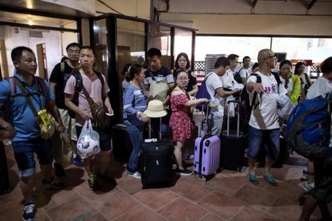 Khách du lịch xếp hàng tại một cầu cảng để rời Boracay của Philippines, vào ngày 25/4 vừa qua. (Nguồn: AFP)