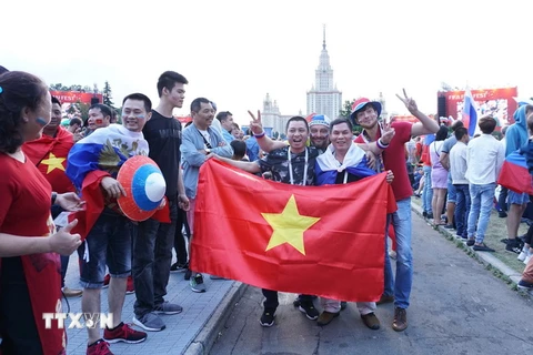 Các cổ động viên Việt Nam chụp ảnh lưu niệm cùng cổ động viên Nga. (Ảnh: Phạm Thắng/TTXVN)