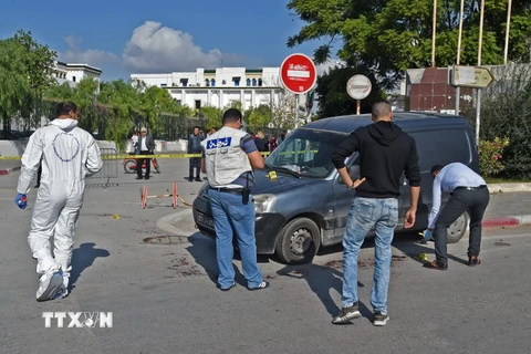 Cảnh sát Tunisia điều tra tại hiện trường một vụ tấn công ở Tunis. (Ảnh: AFP/TTXVN)