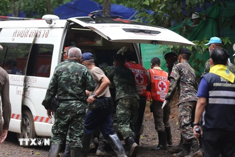 Lực lượng cứu hộ đưa một thành viên đội bóng được giải cứu khỏi hang Tham Luang lên xe cứu thương ngày 8/7. (Ảnh: THX/TTXVN)