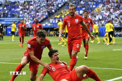Cầu thủ Harry Maguire (phải) vừa ghi bàn thắng mở tỷ số cho đội tuyển Anh trước đối thủ Thụy Điển trong trận đấu ở vòng tứ kết Giải bóng đá FIFA World Cup 2018 diển ra tại Samara của Nga, ngày 7/7 vừa qua. (Ảnh: THX/TTXVN)