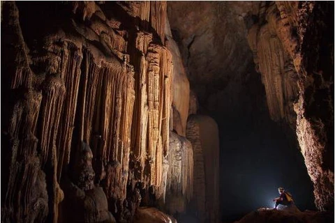 Một hang động mới được đoàn thám hiểm phát hiện với vẻ đẹp lung linh, huyền ảo. (Ảnh: TTXVN phát)