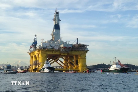 Một giàn khoan dầu của Tập đoàn Shell ở Seattle, Washington của Mỹ. (Ảnh: AFP/TTXVN) 