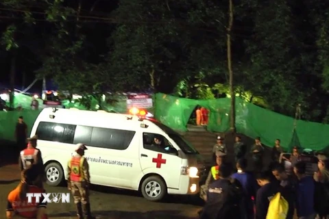 Xe cứu thương chở các thành viên đội bóng thiếu niên sau khi được cứu khỏi hang Tham Luang tới bệnh viện ở Chieng Rai ngày 8/7 vừ qua. (Ảnh: EPA/TTXVN)