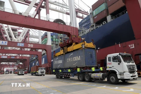 Hàng hóa được xếp tại cảng ở Thanh Đảo, tỉnh Sơn Đông và Trung Quốc ngày 30/4 vừa qua. (Ảnh: EPA/TTXVN)