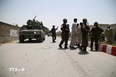 Lực lượng an ninh Afghanistan điều tra tại hiện trường một vụ tấn công. (Ảnh: THX/TTXVN)