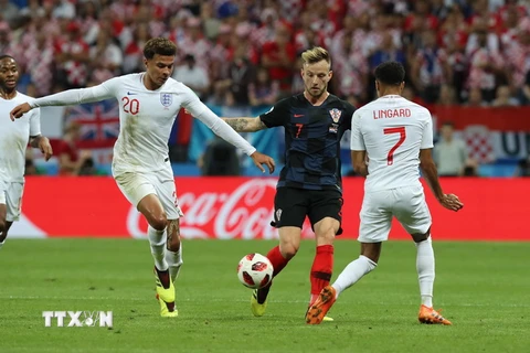  Tiền vệ Ivan Rakitic (giữa) tranh bóng với các cầu thủ đội tuyển Anh trong trận đấu vòng bán kết World Cup 2018 diễn ra ở Moskva của Nga ngày 11/7 vừa qua. (Ảnh: THX/TTXVN)