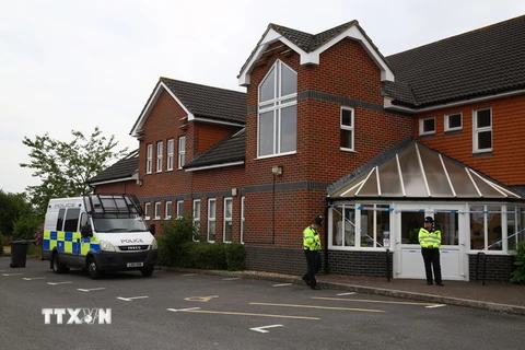 Cảnh sát gác bên ngoài ngôi nhà tại Amesbury ngày 4/7 vừa qua, nơi hai nạn nhân được phát hiện trong tình trạng bất tỉnh do nhiễm chất độc thần kinh Novichok. (Ảnh: AFP/TTXVN)