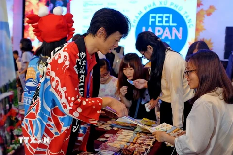 Khách tham quan và mua sắm tại Lễ hội Feel Japan in Vietnam 2018. (Ảnh: Thế Anh/TTXVN)