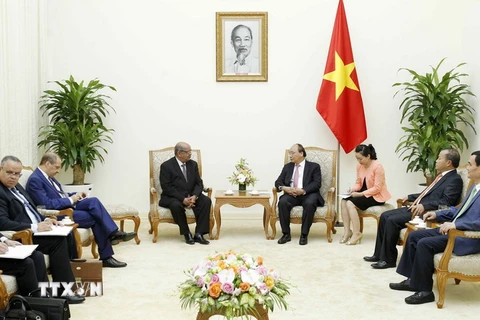 Thủ tướng Nguyễn Xuân Phúc tiếp Bộ trưởng Ngoại giao Algeria Abdelkader Messahel đang thăm và làm việc tại Việt Nam. (Ảnh: Văn Điệp/TTXVN)