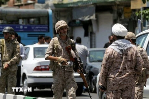Lực lượng Vệ binh Cách mạng Hồi giáo Iran gác tại thủ đô Tehran. (Nguồn: AFP/TTXVN)