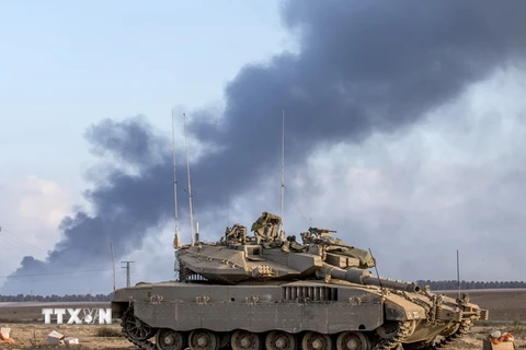 Xe quân sự của quân đội Israel được triển khai gần khu vực biên giới với Dải Gaza. (Nguồn: AFP/TTXVN)