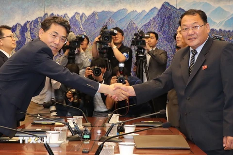 Thứ trưởng Bộ Giao thông Hàn Quốc Kim Jeong-ryeol (trái) và Thứ trưởng Bộ Đường sắt Triều Tiên Kim Yun-hyok (phải) tại cuộc họp đàm phán về cách thức kết nối và hiện đại hóa các tuyến đường sắt qua biên giới hai miền. (Ảnh: Yonhap/AP/TTXVN)