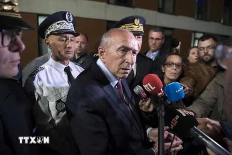 Bộ trưởng Nội vụ Pháp Gerard Collomb, đứng giữa. (Ảnh: AFP/TTXVN)